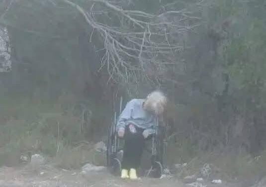 Indignante: cobardes abandonan a abuelita en plena carretera