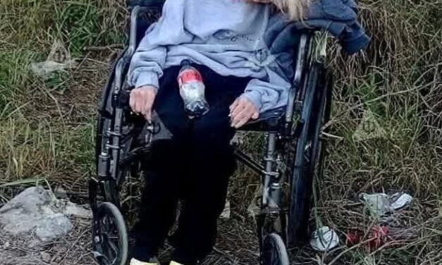 Indignante: cobardes abandonan a abuelita en plena carretera