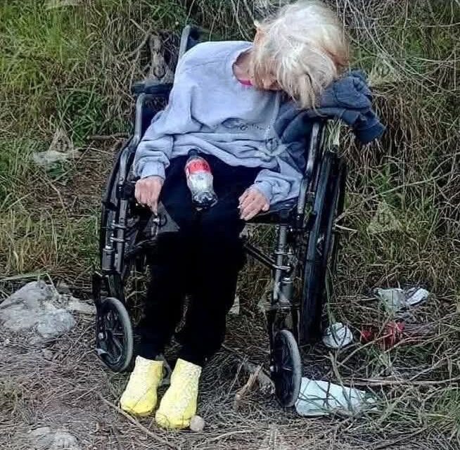 Indignante: cobardes abandonan a abuelita en plena carretera