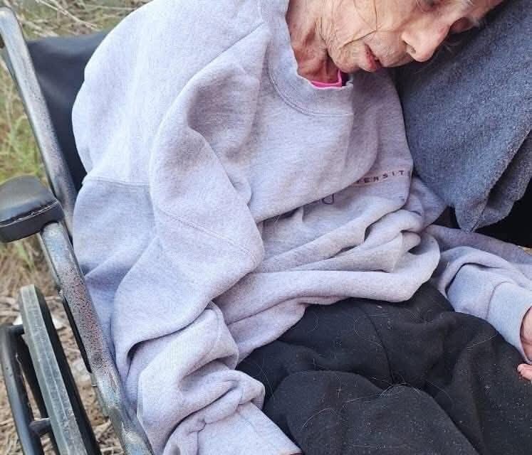 Indignante: cobardes abandonan a abuelita en plena carretera