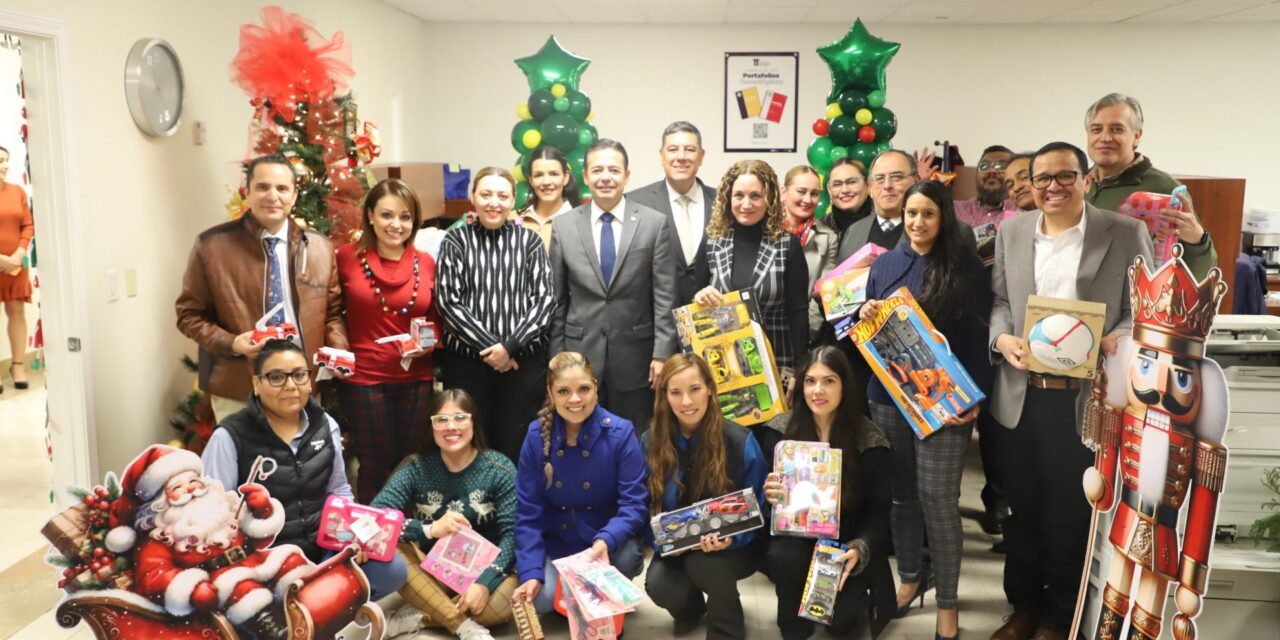 UACJ se llena del espíritu navideño con su tradicional colecta de juguetes