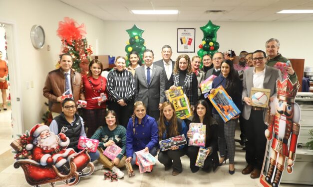 UACJ se llena del espíritu navideño con su tradicional colecta de juguetes
