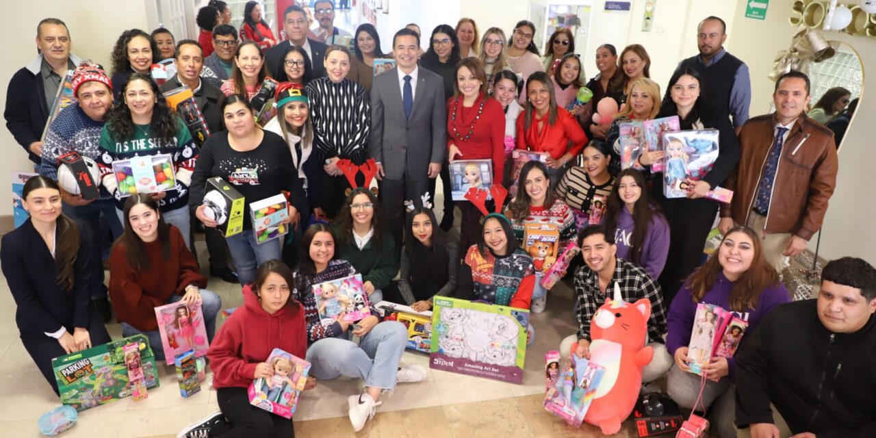 UACJ se llena del espíritu navideño con su tradicional colecta de juguetes
