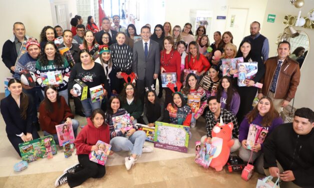 UACJ se llena del espíritu navideño con su tradicional colecta de juguetes