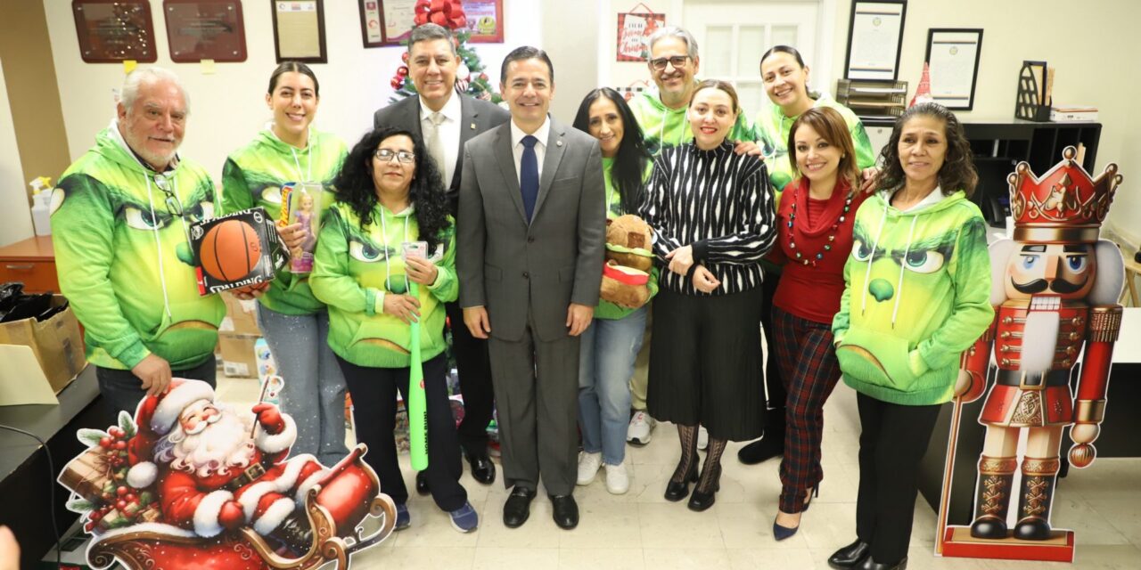 UACJ se llena del espíritu navideño con su tradicional colecta de juguetes