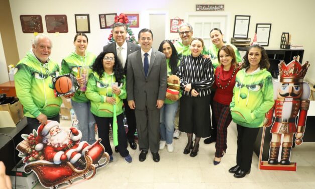 UACJ se llena del espíritu navideño con su tradicional colecta de juguetes