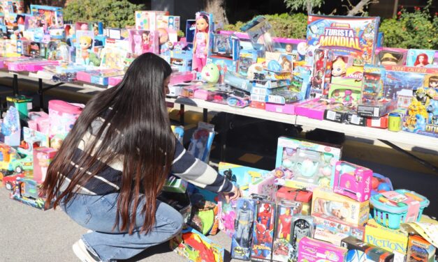UACJ se llena del espíritu navideño con su tradicional colecta de juguetes