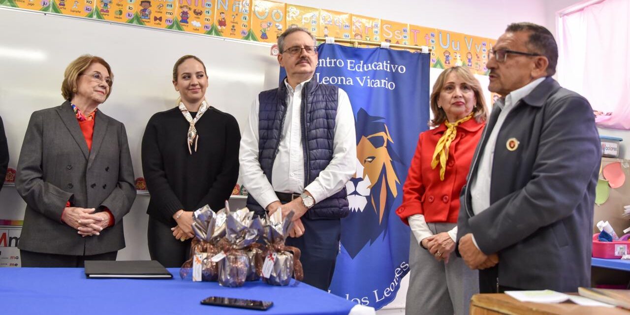 Entrega Gobierno del Estado chamarras a 214 estudiantes del Centro Escolar Leona Vicario