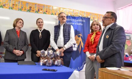 Entrega Gobierno del Estado chamarras a 214 estudiantes del Centro Escolar Leona Vicario