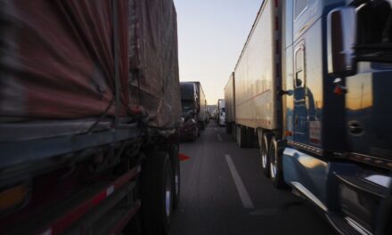 Comerciantes alertan por riesgo de desabasto ante bloqueos en puentes internacionales