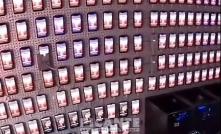 Video viral expone una inmensa “granja de clicks” desmantelada por la policía