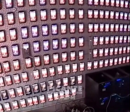 Video viral expone una inmensa “granja de clicks” desmantelada por la policía