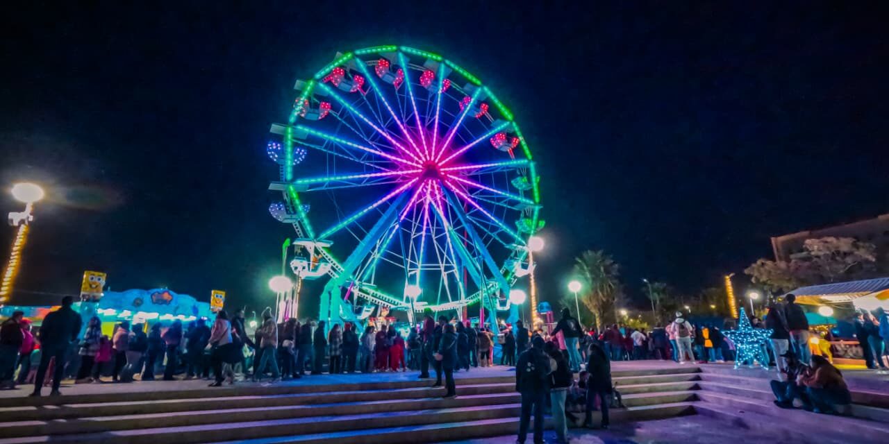 Juarenses celebran el encendido del Árbol de Navidad en el Parque Central