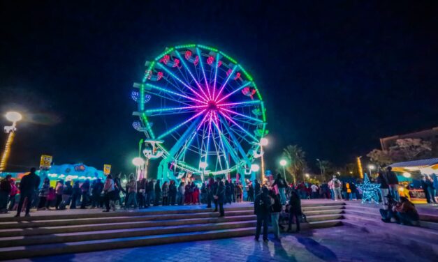 Juarenses celebran el encendido del Árbol de Navidad en el Parque Central