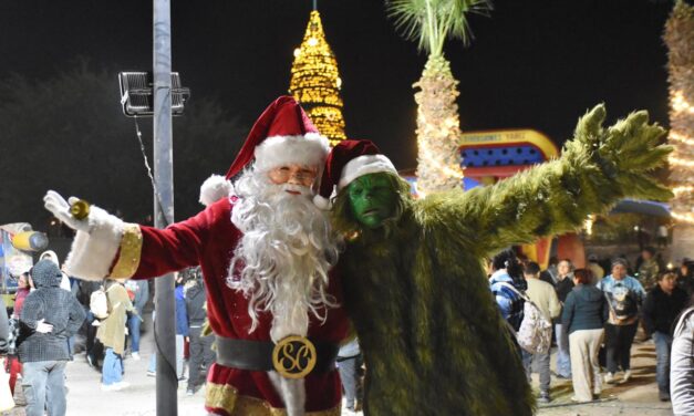Juarenses celebran el encendido del Árbol de Navidad en el Parque Central