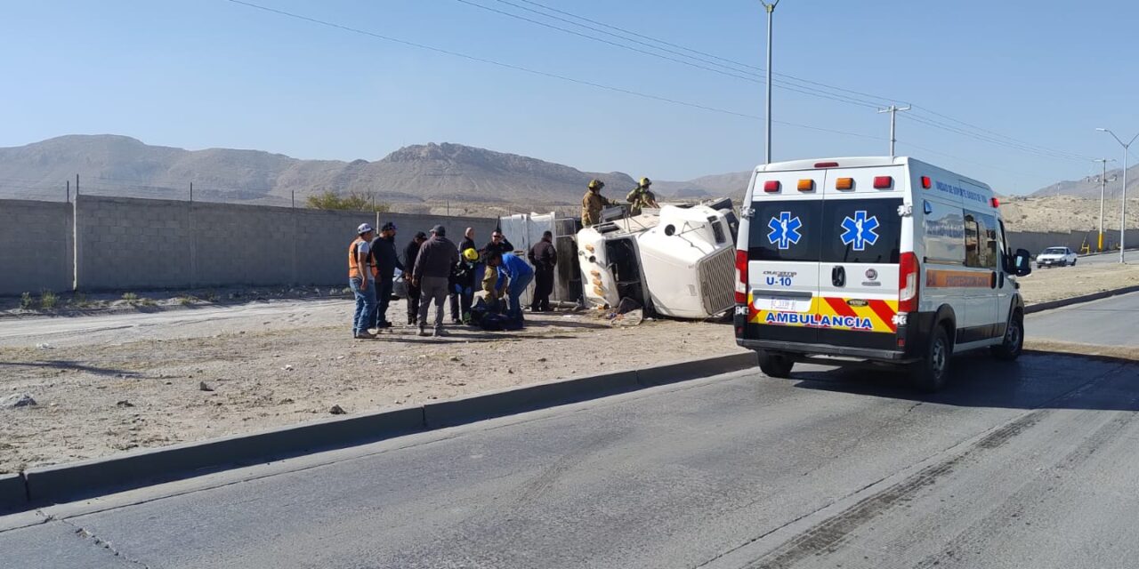 Atiende Protección Civil volcadura de tractocamión en la colonia Toribio Ortega