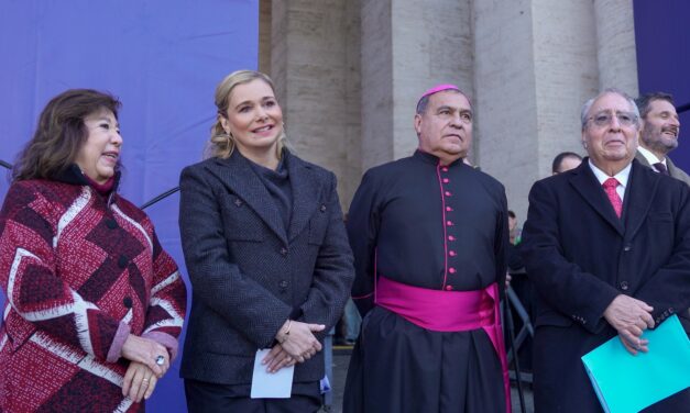 Maru Campos inaugura con nacimiento rarámuri exposición de 100 pesebres en el Vaticano