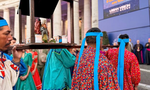 Maru Campos inaugura con nacimiento rarámuri exposición de 100 pesebres en el Vaticano