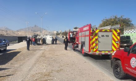 Atiende Protección Civil volcadura de tractocamión en la colonia Toribio Ortega