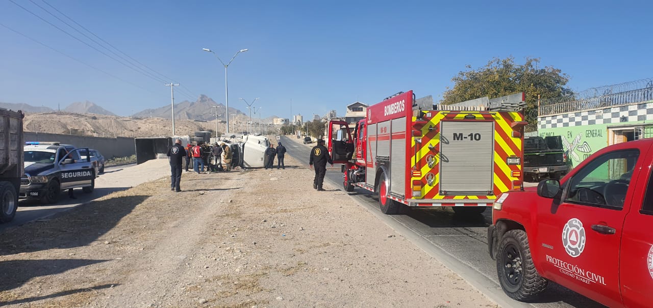 Atiende Protección Civil volcadura de tractocamión en la colonia Toribio Ortega