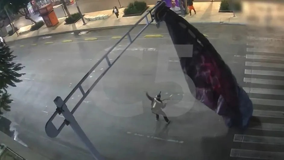 “Se queda colgado… ¡del semáforo!” Paracaidista estadounidense provoca sorpresa en el Centro Histórico