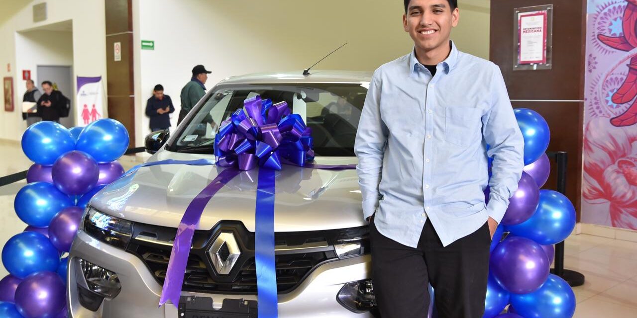 Entrega SEyD automóvil a alumno ganador de Generación de Excelencia 2025 en Ciudad Juárez