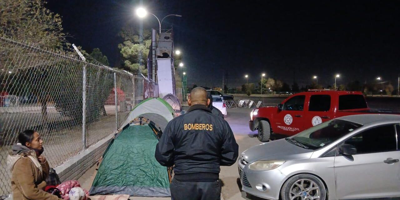 Acampan familias por juguetes de Santa Bombero