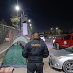 Acampan familias por juguetes de Santa Bombero
