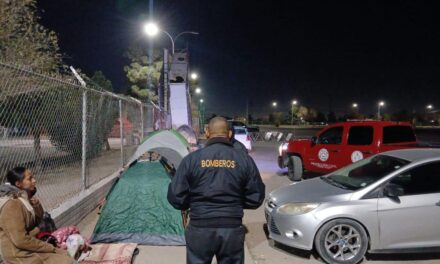 Acampan familias por juguetes de Santa Bombero