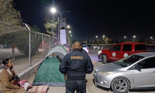Acampan familias por juguetes de Santa Bombero