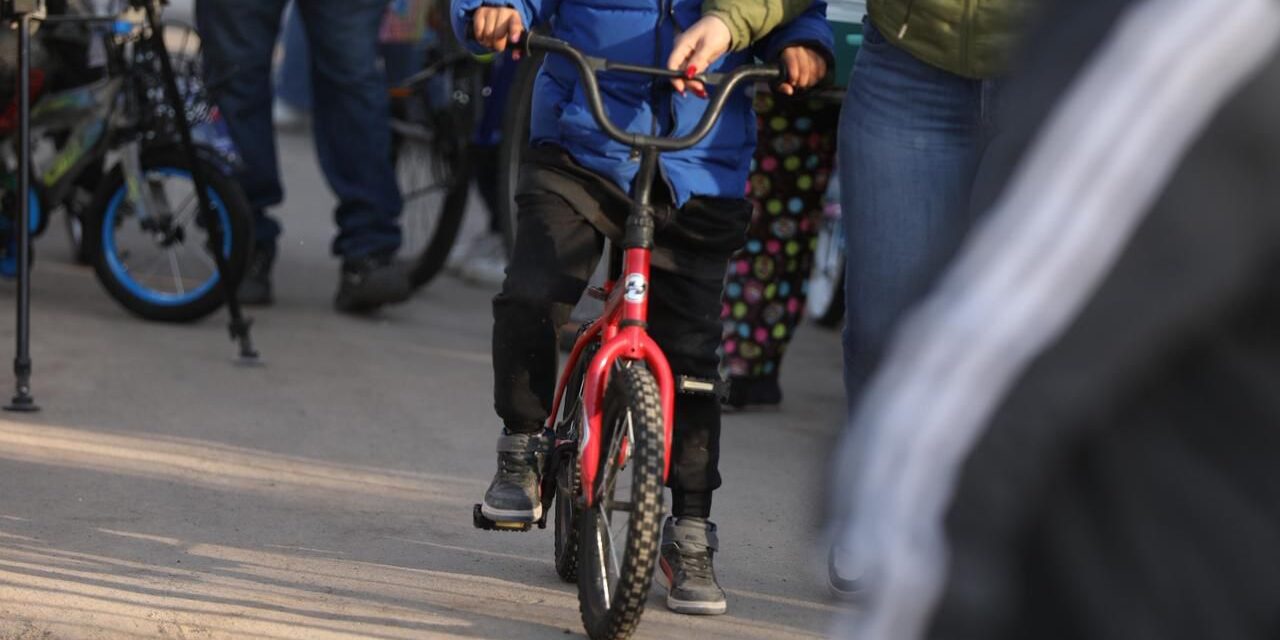 Entregan Presidente Pérez Cuéllar y Santa Bombero juguetes a niños juarenses