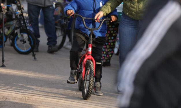 Entregan Presidente Pérez Cuéllar y Santa Bombero juguetes a niños juarenses