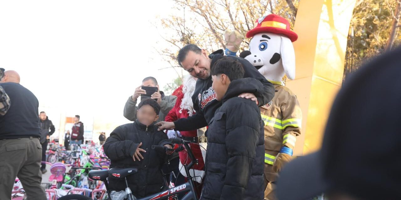 Entregan Presidente Pérez Cuéllar y Santa Bombero juguetes a niños juarenses