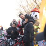 Entregan Presidente Pérez Cuéllar y Santa Bombero juguetes a niños juarenses