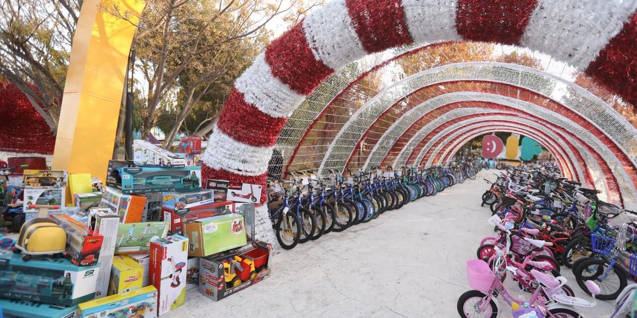 Entregan Presidente Pérez Cuéllar y Santa Bombero juguetes a niños juarenses