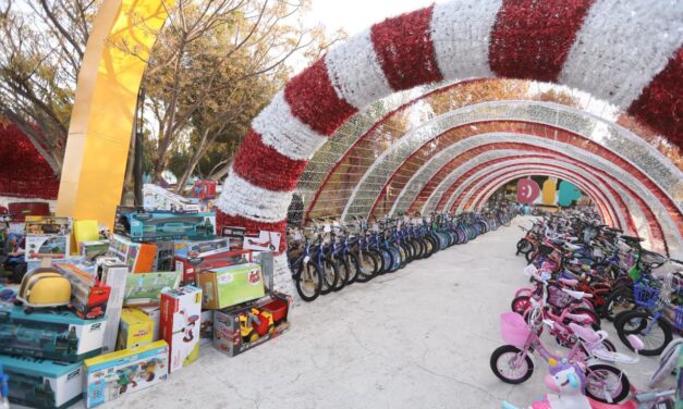 Entregan Presidente Pérez Cuéllar y Santa Bombero juguetes a niños juarenses