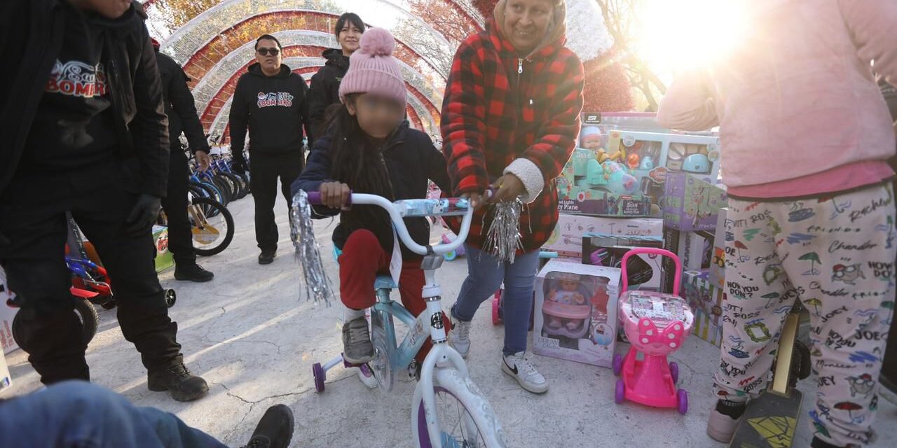 Entregan Presidente Pérez Cuéllar y Santa Bombero juguetes a niños juarenses