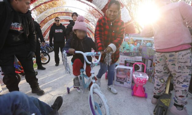 Entregan Presidente Pérez Cuéllar y Santa Bombero juguetes a niños juarenses