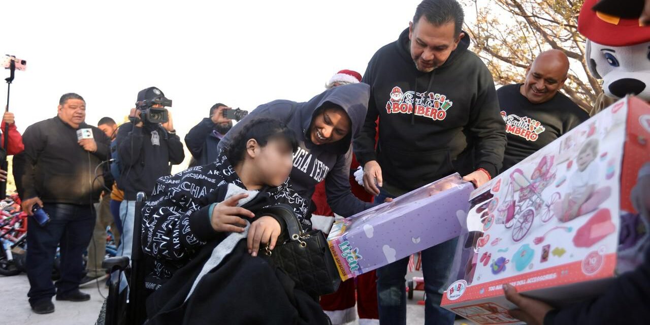 Entregan Presidente Pérez Cuéllar y Santa Bombero juguetes a niños juarenses