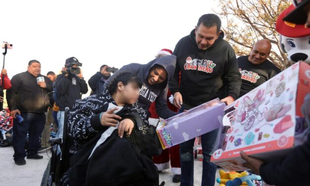Entregan Presidente Pérez Cuéllar y Santa Bombero juguetes a niños juarenses