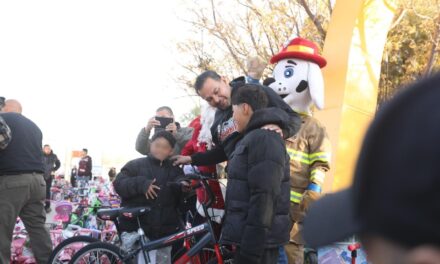Entregan Presidente Pérez Cuéllar y Santa Bombero juguetes a niños juarenses