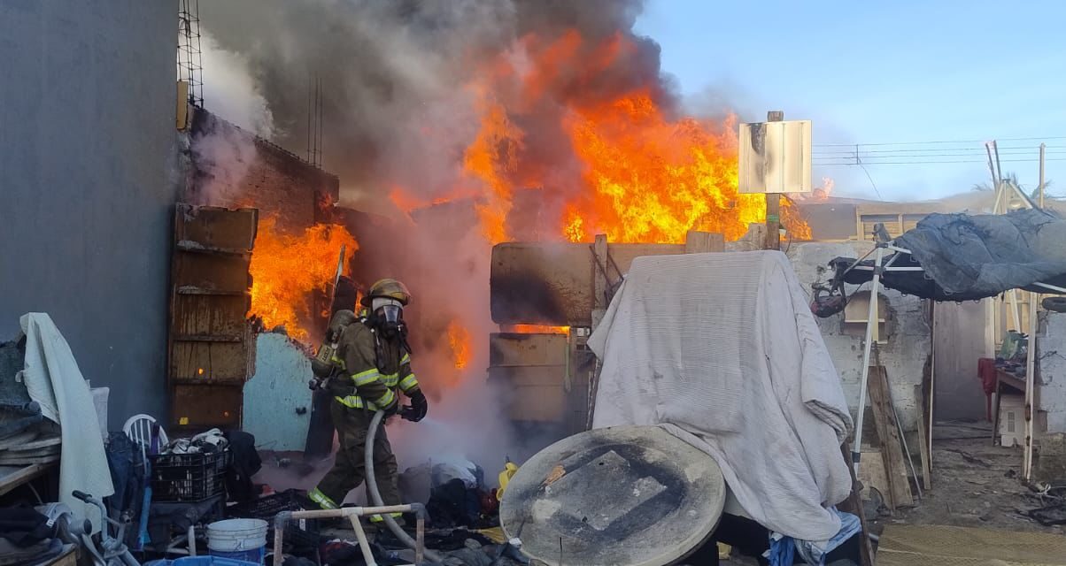 Controlan bomberos incendio en vivienda de la colonia Revolución Mexicana