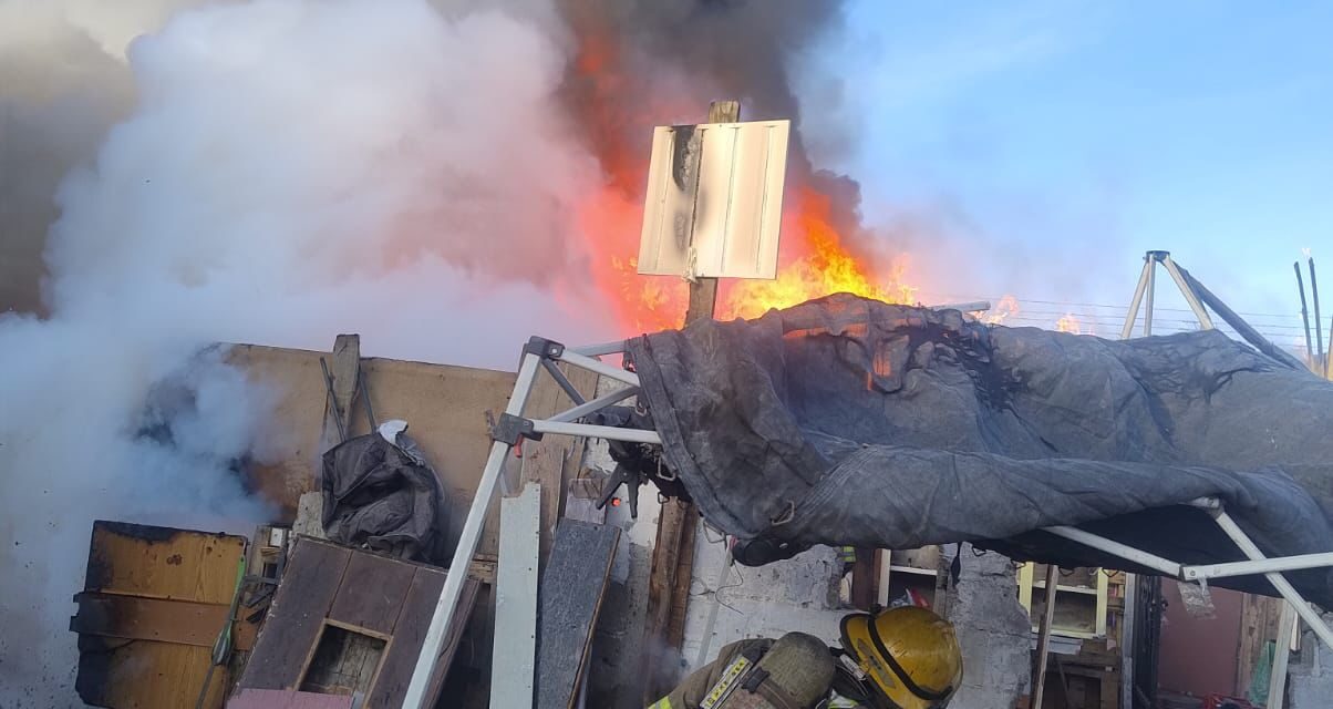 Controlan bomberos incendio en vivienda de la colonia Revolución Mexicana