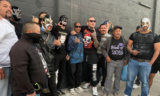 Pagano reparte apoyos y pavos a luchadores juarenses para que nadie se quede sin celebrar en Navidad