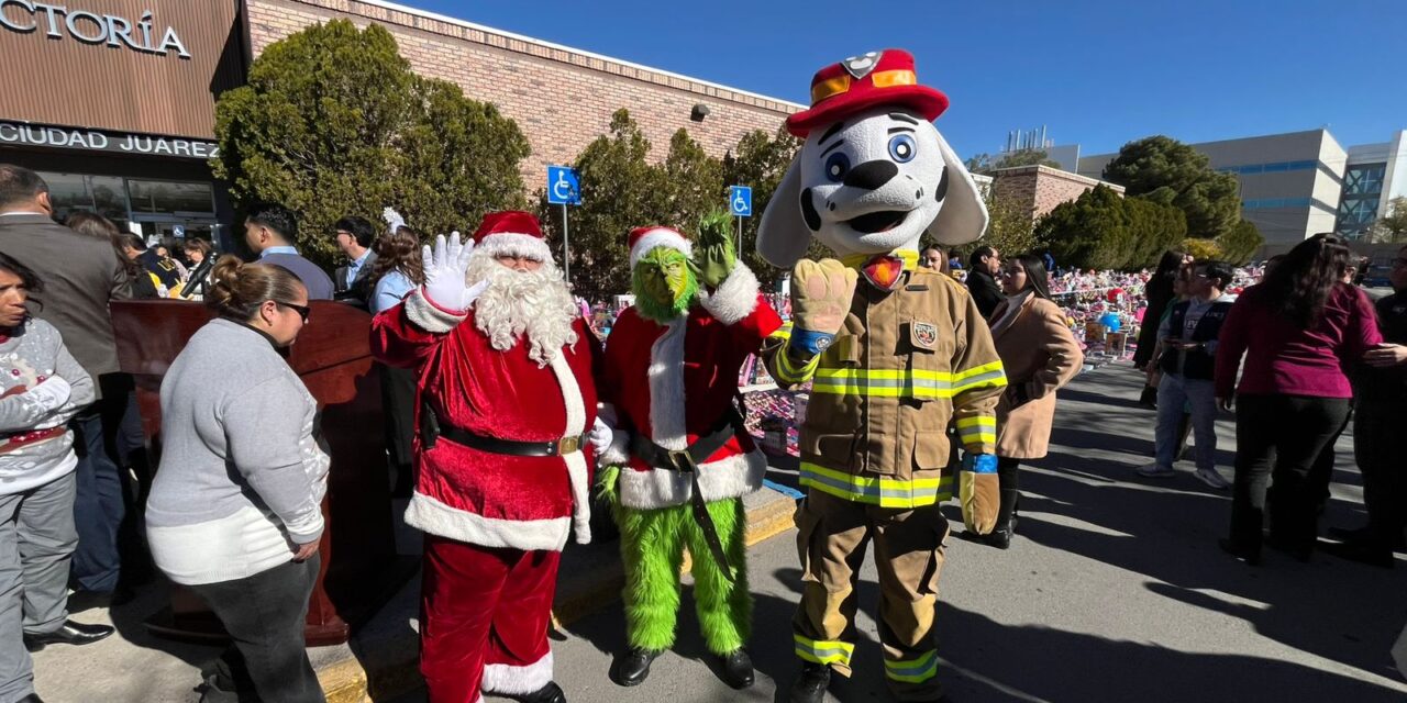 UACJ dona más de 19 mil juguetes a Santa Bombero