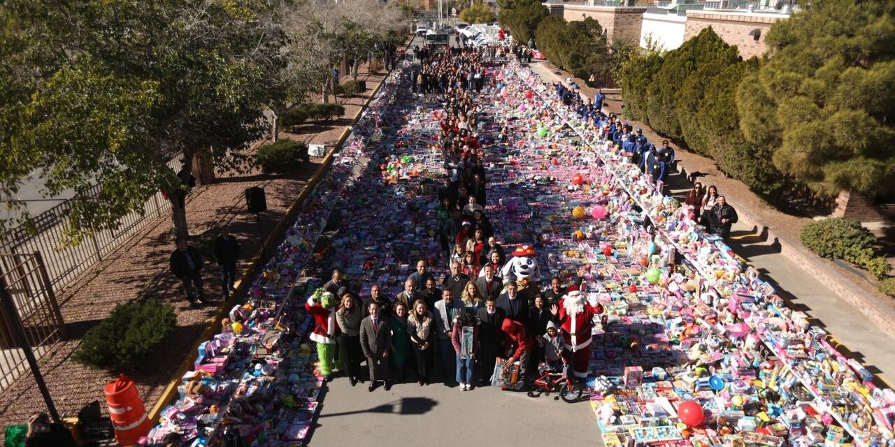 UACJ dona más de 19 mil juguetes a Santa Bombero