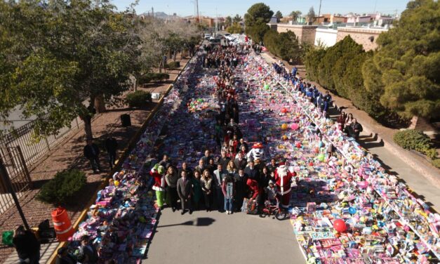UACJ dona más de 19 mil juguetes a Santa Bombero