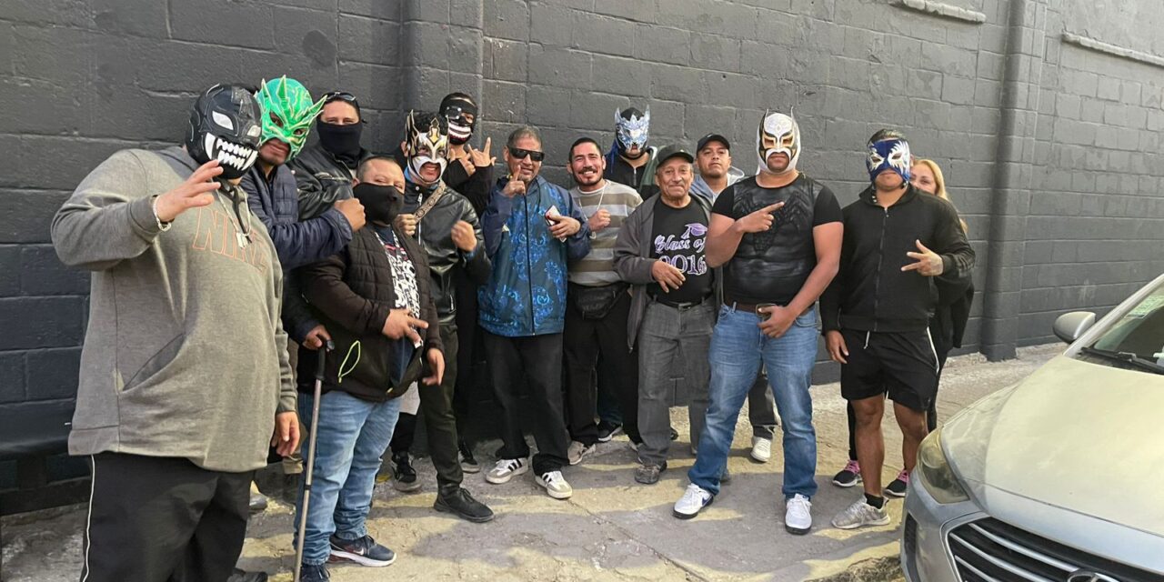Pagano reparte apoyos y pavos a luchadores juarenses para que nadie se quede sin celebrar en Navidad