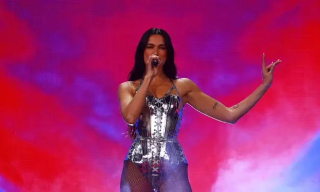 Dua Lipa sorprende en CDMX con emotivo homenaje al bolero mexicano durante su primer concierto