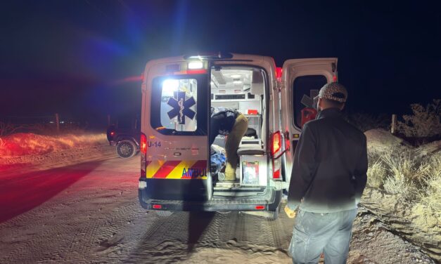 Protección Civil atiende volcadura vehicular en Los Arenales